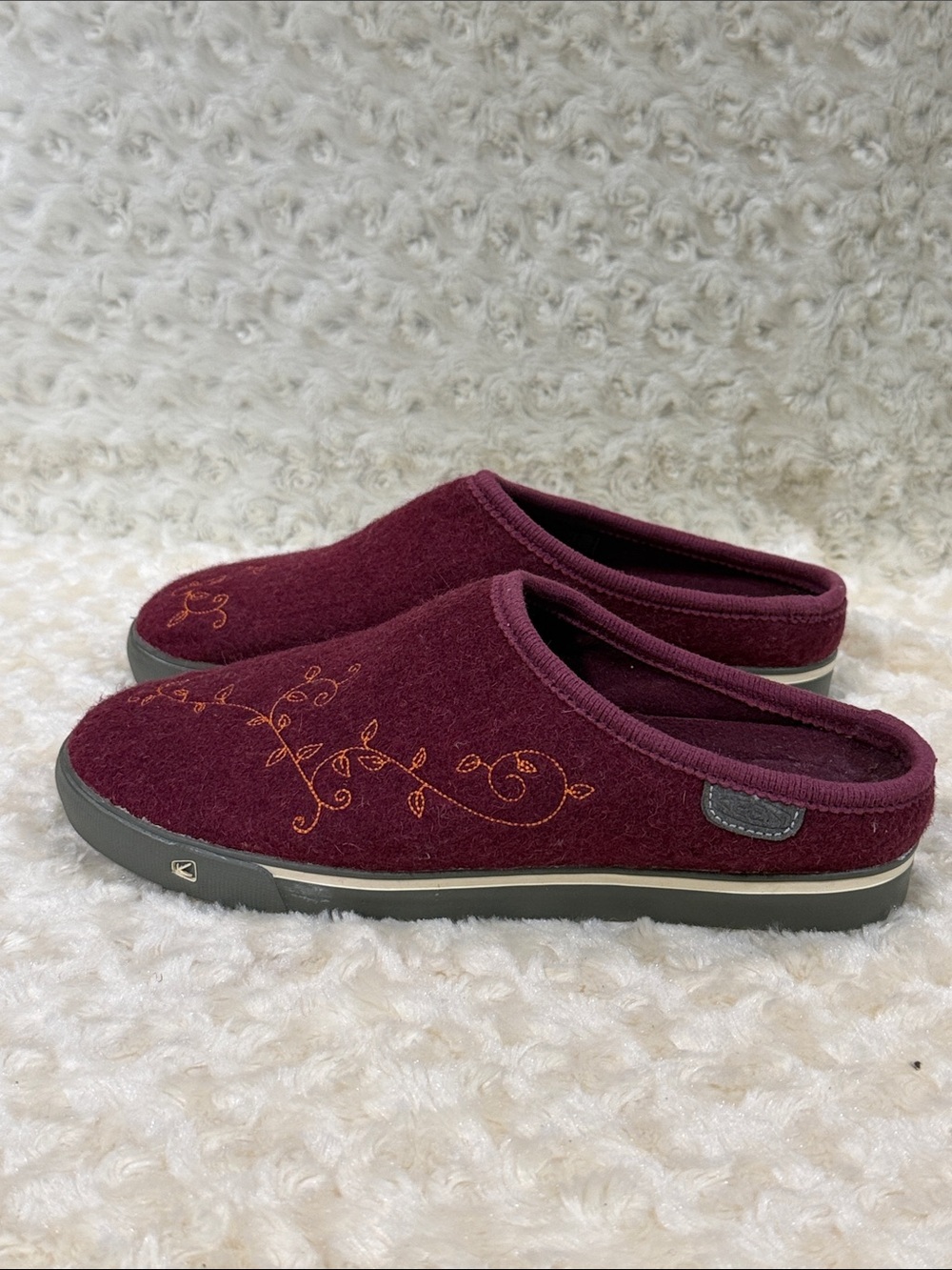 Keen Women's Burgundy Slip-On Felt Clog Slippers, size 9.5